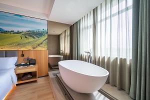 Uma cama ou camas num quarto em Qiuguo Hotel Beijing Convention Center Bird's Nest Beiyuan