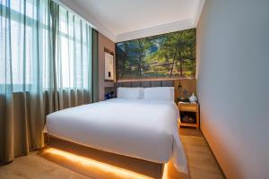 Uma cama ou camas num quarto em Qiuguo Hotel Beijing Convention Center Bird's Nest Beiyuan