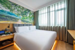Uma cama ou camas num quarto em Qiuguo Hotel Beijing Convention Center Bird's Nest Beiyuan