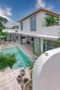 Hồ bơi trong/gần New Magnificent 3BR 5min to Finns & Berawa Beach Villa Alemar