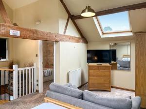 Телевизор и/или развлекательный центр в Granary cottage with HOT TUB