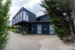 a black house with a black facade at KMS Homes - air conditioning - near Legoland Günzburg in Bubesheim