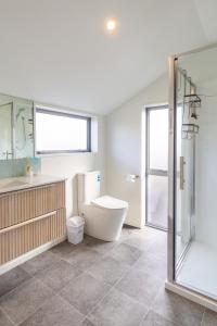 LinwoodにあるUrban comfort and parking near Avebury Parkの浴槽、トイレ、シャワー付きのバスルーム +32枚の写真