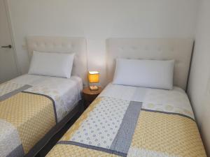 カサーレスにあるCasa Alinaの部屋に並んで置かれた2つのベッド