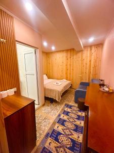 メスティアにあるCouple s Apartmentのベッド付きの部屋、ベッドルームへのドア