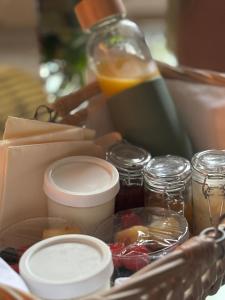 einen Picknickkorb mit Essen und einer Flasche Saft in der Unterkunft La Clé des Champs Maison familiale à 15min Disneyland Paris WIFI GRATUIT in Boutigny + 34 Fotos