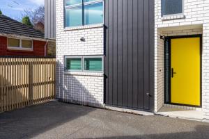 LinwoodにあるUrban comfort and parking near Avebury Parkの家の側の黄色い扉