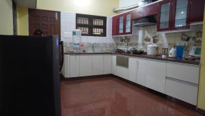 Кухня или мини-кухня в Carmel Stay Rooms
