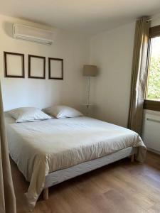LagorceにあるMaison Les Pinsのベッドルーム1室(白いシーツが敷かれた大型ベッド1台、窓付) +24枚の写真