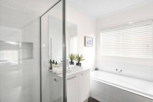 Ένα μπάνιο στο Modern Seaside Escape on the Coast +14 φωτογραφίες