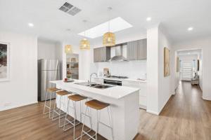 Η κουζίνα ή μικρή κουζίνα στο Modern Seaside Escape on the Coast