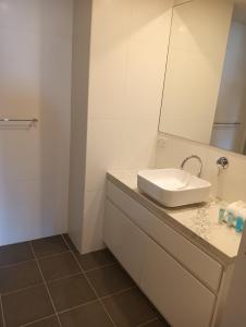 ゴールドコーストにあるキラ サーフ アパートメンツの洗面台と鏡のあるバスルーム