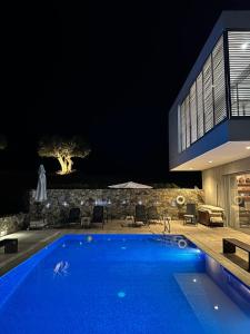 Bazén v ubytování Luxury Villa Pluto Stunning Mountain Views nebo v jeho okolí