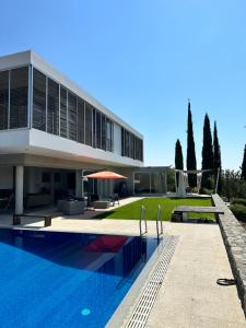Bazén v ubytování Luxury Villa Pluto Stunning Mountain Views nebo v jeho okolí