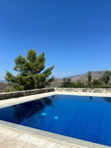 Bazén v ubytování Luxury Villa Pluto Stunning Mountain Views nebo v jeho okolí