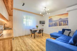 Telewizja i/lub zestaw kina domowego w obiekcie Westa Apartamenty