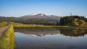 a body of water with a mountain in the background at ゲストハウス麓〼-Rokumasu in Yokooka +14 photos
