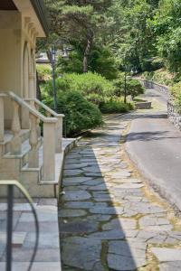 Crystal Valley CC Golden Village في كابيونغ: ممر حجري بجوار مبنى به شارع