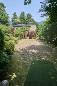 Crystal Valley CC Golden Village في كابيونغ: ساحة كبيرة مع منزل في الخلفية