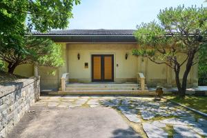 Crystal Valley CC Golden Village في كابيونغ: منزل له باب أمامي وكلب في المقدمة +15 صورة