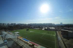 a tennis court in the middle of a city at Seoul YMCA Goyang International Youth Culture Center Youth Center in Goyang