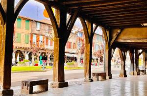 Fotografia z galérie ubytovania Hôte Labyrinthe sur la place chambres d, hôtes , calme ,Netflix v destinácii Mirepoix