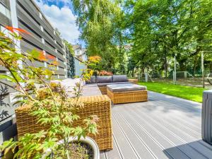 d'une terrasse avec des meubles et des plantes en osier. dans l'établissement Citynah, Balkon, große Küche und Garten, à Hanovre