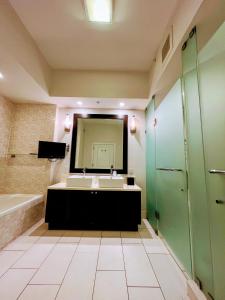 Ένα μπάνιο στο Doral Pool 310 by WaveProperties