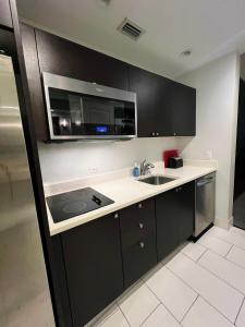 Η κουζίνα ή μικρή κουζίνα στο Doral Pool 310 by WaveProperties