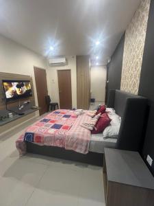 een slaapkamer met een groot bed in een kamer bij Yenbear Homestay Kozi Square Kuching Sarawak in Kuching