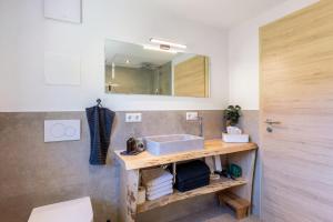 Koupelna v ubytování Mühlen Chalet + 17 fotografií