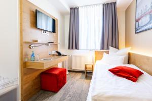 Cama ou camas em um quarto em Maingau Hotel