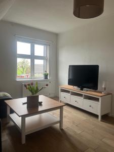 クサンテンにあるFerienwohnung Abbyのリビングルーム(薄型テレビ、コーヒーテーブル付)