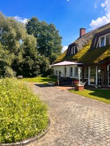 ブルクにあるFerienhof am Fließの草屋根の白屋敷