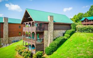 Una vista aérea de una casa con techo verde. en Heavenly Escape, en Pigeon Forge