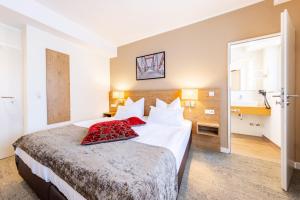 Cama ou camas em um quarto em Maingau Hotel