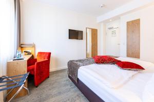 Cama ou camas em um quarto em Maingau Hotel