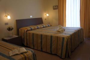Un pat sau paturi într-o cameră la Hotel Solaris