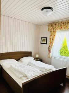 ハーレンにあるFerienhaus Bungalow Schloss Dankern, Emslandの窓のある寝室にベッドが2つある