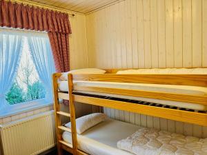 ハーレンにあるFerienhaus Bungalow Schloss Dankern, Emslandの窓のある部屋に二段ベッドが2つある