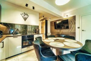 Kuchyňa alebo kuchynka v ubytovaní Turmalin K2 - Apartament Rodzinny - Prywatna SAUNA