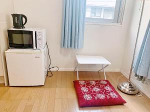 a microwave oven sitting on top of a refrigerator at JR t akadababa subway 5 mins walk! Newly building 新築! 高田馬場駅 徒歩圏内大人気! Shinjuku新宿圈!高速无限制Wi-FI BC in Tokyo