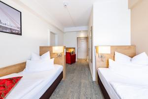 Cama ou camas em um quarto em Maingau Hotel