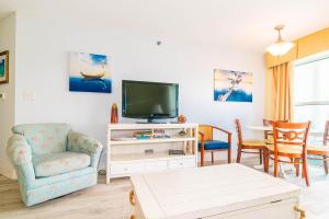 TV a/nebo společenská místnost v ubytování Ocean View Beach Suite w Lazy River