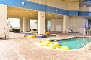 Bazén v ubytování Ocean View Beach Suite w Lazy River nebo v jeho okolí