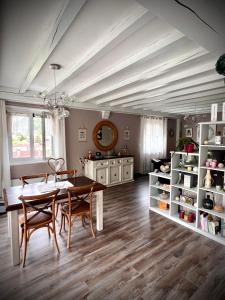 a dining room with a table and chairs at Ô Nid Douillet in Ornans