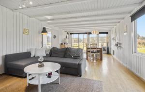 Posezení v ubytování 3 Bedroom Beautiful Home In Roslev