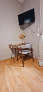 A television and/or entertainment centre at Closer "Egnatia Apartment 4"