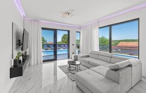un salon blanc avec un canapé et une piscine dans l'établissement 3 Bedroom Gorgeous Home In Sorici, à Šorići