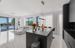 une cuisine et un salon avec un canapé et une table dans l'établissement 3 Bedroom Gorgeous Home In Sorici, à Šorići